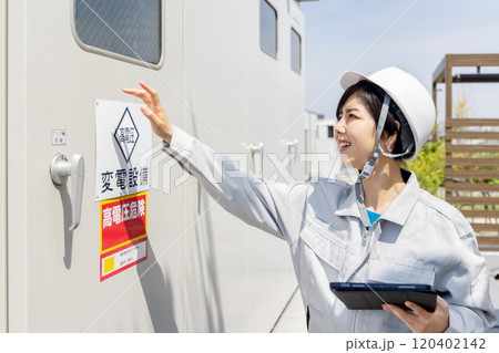 変電設備を点検する女性作業員 120402142