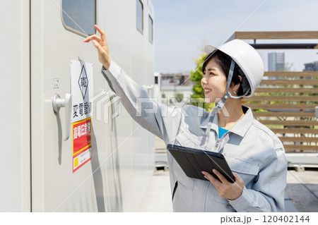 変電設備を点検する女性作業員 変電設備を点検する女性作業員 120402144