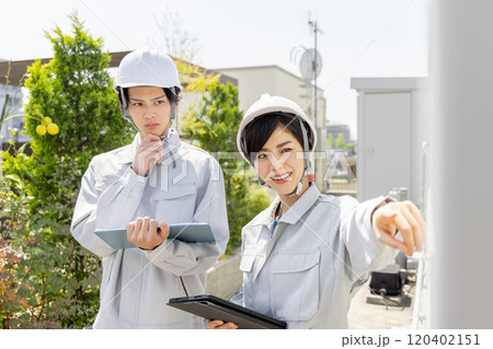 変電設備を点検する作業員 120402151