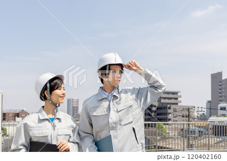 空を見上げる作業員 120402160