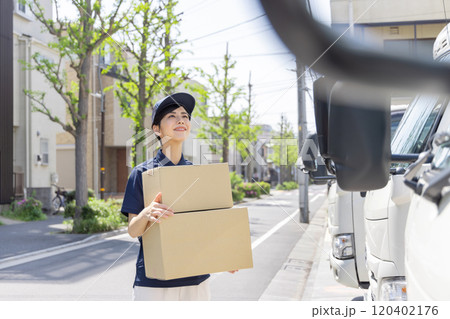 物流・運送業界 イメージ 荷物を運ぶ女性 物流・運送業界 イメージ 荷物を運ぶ女性 120402176