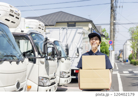 物流・運送業界　イメージ　荷物を運ぶ女性 120402179