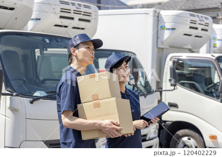 物流・運送業界　イメージ　荷物を運ぶ男女 120402229