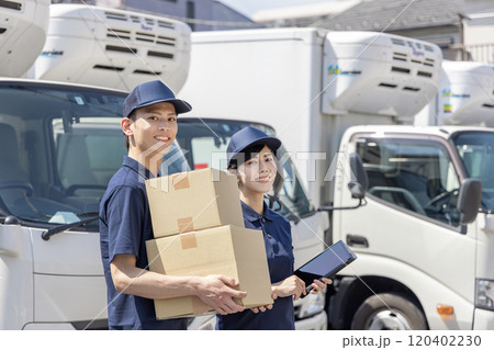 物流・運送業界　イメージ　荷物を運ぶ男女 120402230