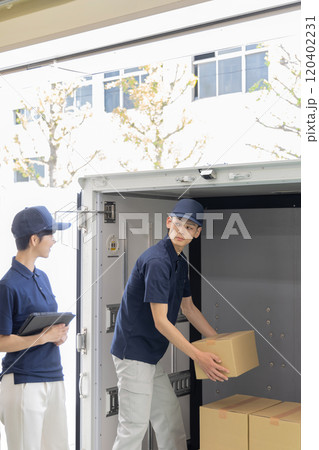トラックに荷物を載せる(降ろす)配達員 トラックに荷物を載せる(降ろす)配達員 120402231