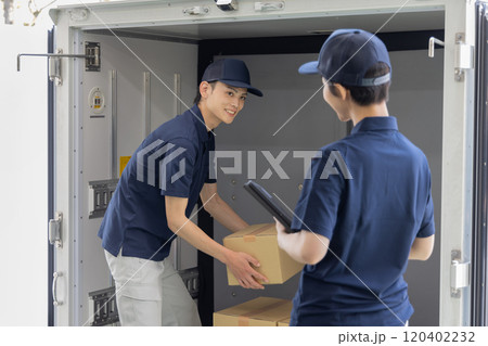 トラックに荷物を載せる（降ろす）配達員 120402232