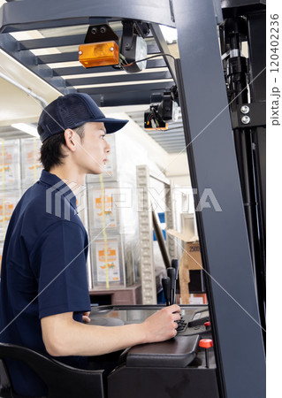 物流・運送業界　フォークリフトを運転する男性 120402236