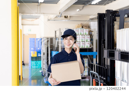 物流・運送業界 スマートフォンで連絡をする女性 物流・運送業界 スマートフォンで連絡をする女性 120402244