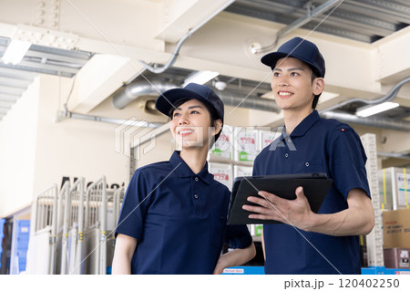 物流・運送業界　イメージ　荷物リスト・在庫確認 120402250