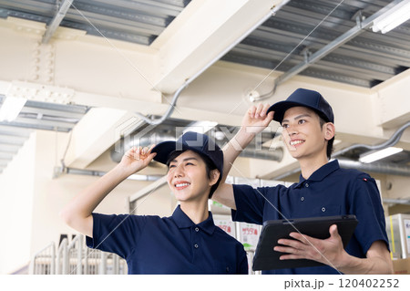 物流・運送業界　イメージ　荷物リスト・在庫確認 120402252