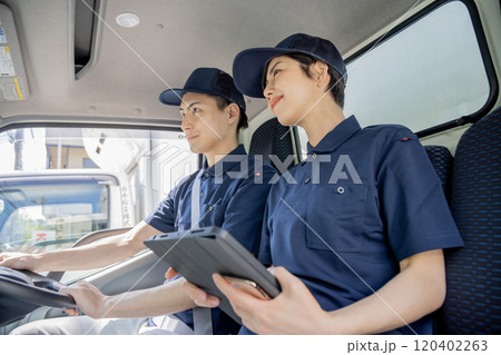 物流・運送業界　イメージ　トラックで配達をする男女 120402263