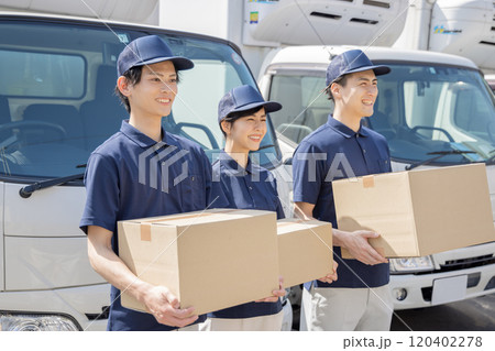 物流・運送業界 イメージ トラックの前に並ぶ男女 物流・運送業界 イメージ トラックの前に並ぶ男女 120402278