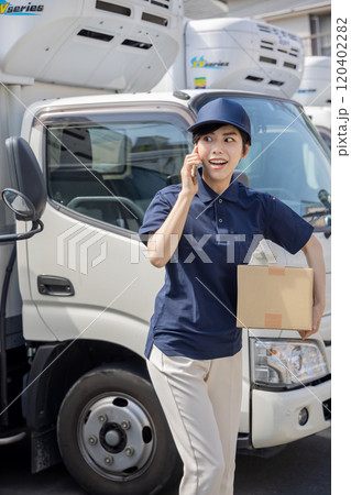 物流・運送業界 スマートフォンで連絡をする女性 物流・運送業界 スマートフォンで連絡をする女性 120402282