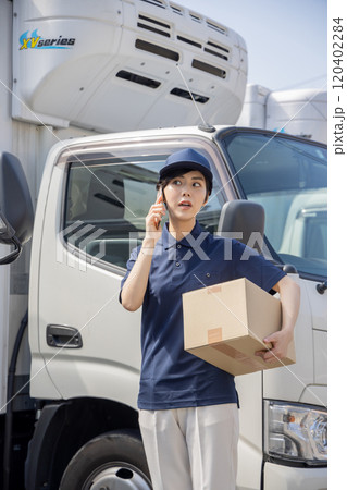 物流・運送業界 スマートフォンで連絡をする女性 物流・運送業界 スマートフォンで連絡をする女性 120402284