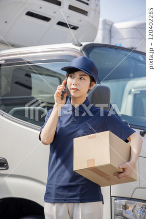 物流・運送業界　スマートフォンで連絡をする女性 120402285