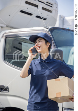 物流・運送業界 スマートフォンで連絡をする女性 物流・運送業界 スマートフォンで連絡をする女性 120402286