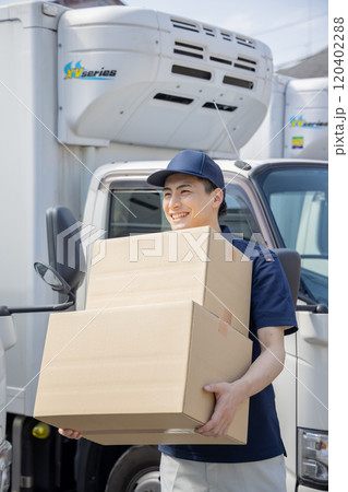 物流・運送業界　荷物を運ぶ男性 120402288