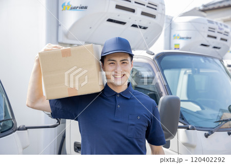物流・運送業界　荷物を運ぶ男性 120402292
