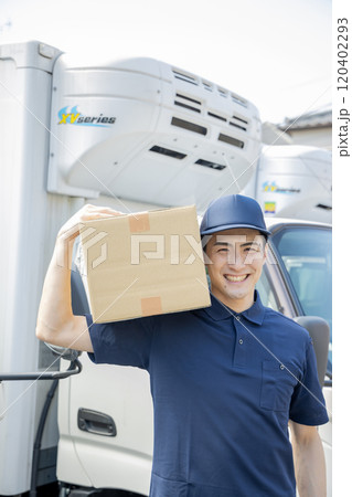 物流・運送業界 荷物を運ぶ男性 物流・運送業界 荷物を運ぶ男性 120402293