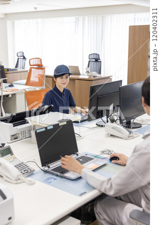 物流・運送業界　オフィスで働く人々 120402311