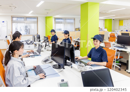 物流・運送業界 オフィスで働く人々 物流・運送業界 オフィスで働く人々 120402345