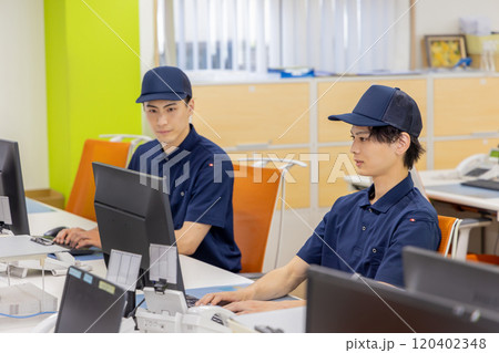 物流・運送業界　オフィスで働く人々 120402348