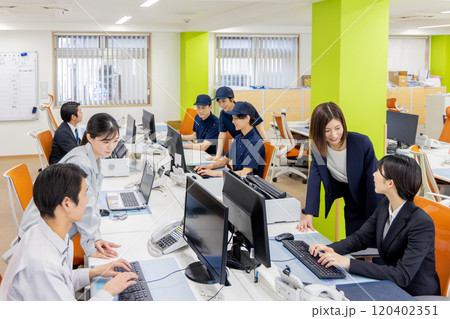 物流・運送業界 オフィスで働く人々 物流・運送業界 オフィスで働く人々 120402351