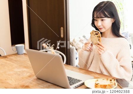 ノートパソコンで動画を楽しむ大学生 ノートパソコンで動画を楽しむ大学生 120402388