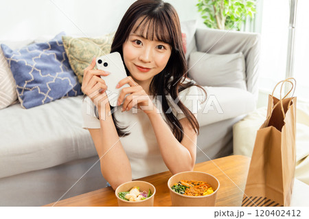 弁当配達・宅配デリバリーを利用する若い女性 120402412