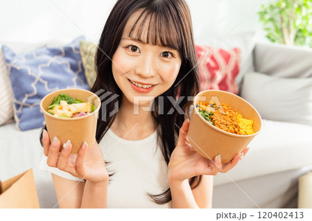 弁当配達・宅配デリバリーを利用する若い女性 120402413