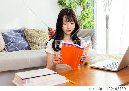 赤本で過去問を解く若い女性 傾向と対策 大学受験 赤本で過去問を解く若い女性 傾向と対策 大学受験 120402420