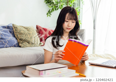 赤本で過去問を解く若い女性　傾向と対策　大学受験 120402421