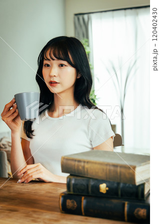 若い女性　ライフスタイル　ハイコントラスト 120402430