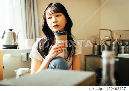 若い女性　ライフスタイル　ハイコントラスト 120402437