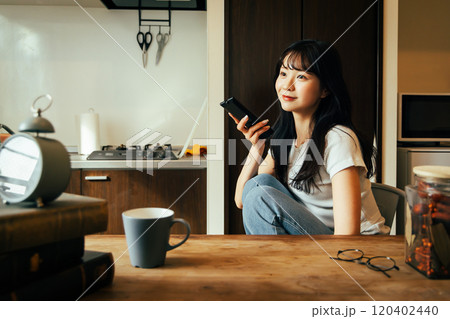 テレビを見る女性 リモコン テレビを見る女性 リモコン 120402440