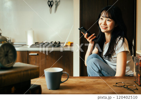 テレビを見る女性　リモコン 120402510