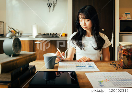 勉強をする若い女性 120402513