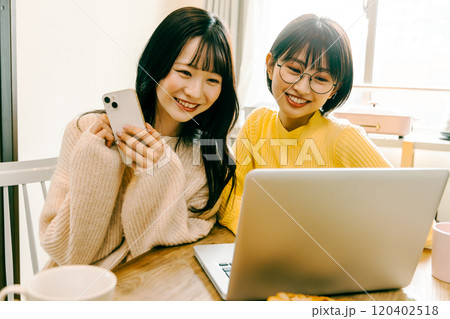 旅行の計画を考える女性 旅行の計画を考える女性 120402518