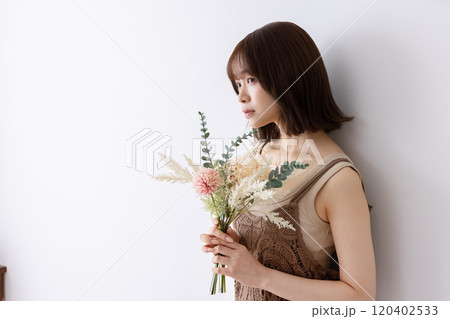 ドライフラワーの花束を持つワンピースの女性 ドライフラワーの花束を持つワンピースの女性 120402533
