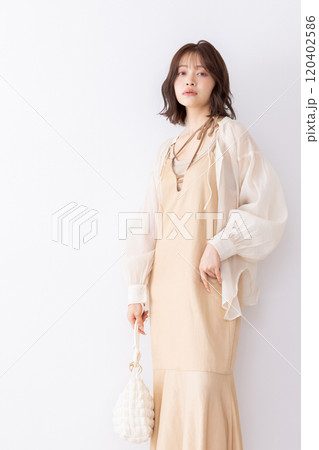 ワンピースの女性 120402586