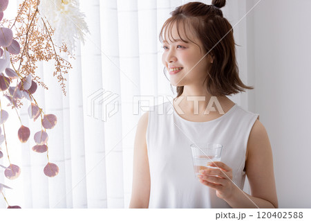 寝起きに水を飲む女性 寝起きに水を飲む女性 120402588