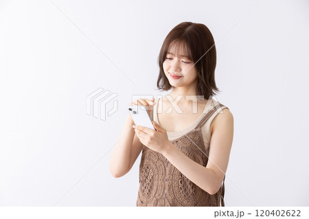スマートフォンを使う若い女性 120402622