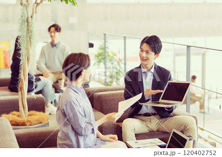 デザイナーズオフィスで働く男女 120402752