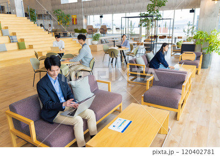 オシャレなデザイナーズオフィスで働く男女 120402781