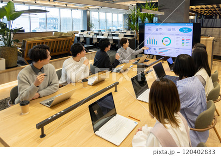 モニターを使って打合せをする男女 120402833