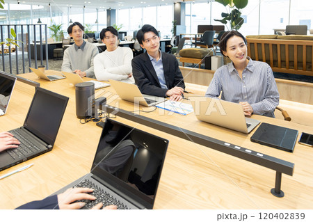 モニターを使って打合せをする男女 120402839