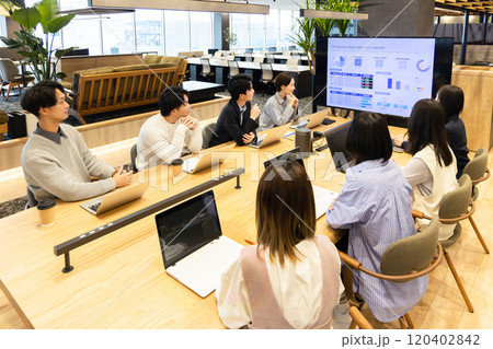 モニターを使って打合せをする男女 120402842