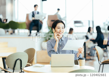 デザイナーズオフィスで働く人々 120402881