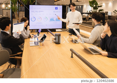 モニターを使って打合せをする男女 120402886