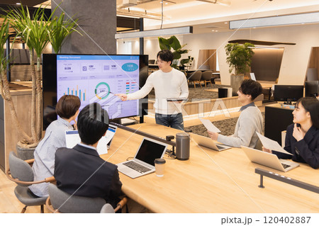 モニターを使って打合せをする男女 120402887